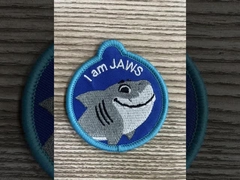 Προσαρμοσμένο σχεδιασμό κεντήματα 3D μαλακό σίδηρο σε πολλαπλά στυλ κεντήματα σήματα για ρούχα